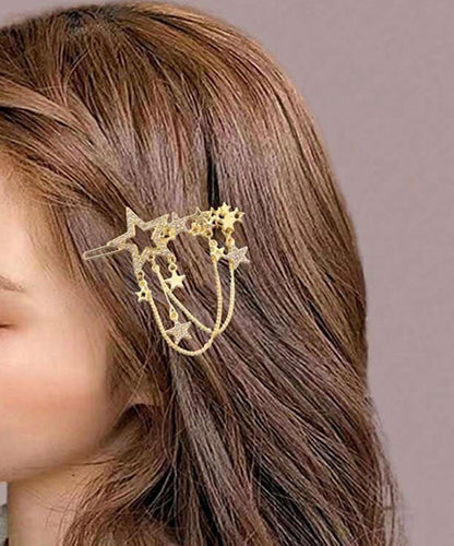 Gold hair accessory in the shape of stars with chains hanging from them