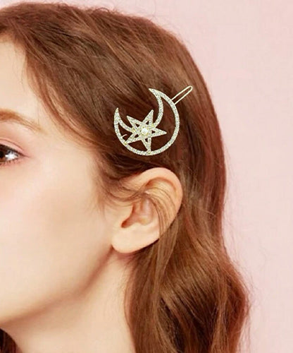 Hair accessory in the shape of a golden crescent with a star in the middle